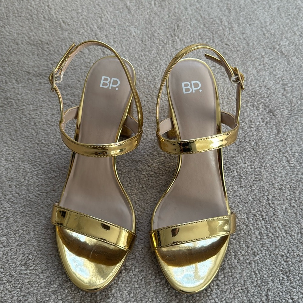 Gold sandal Sz 8